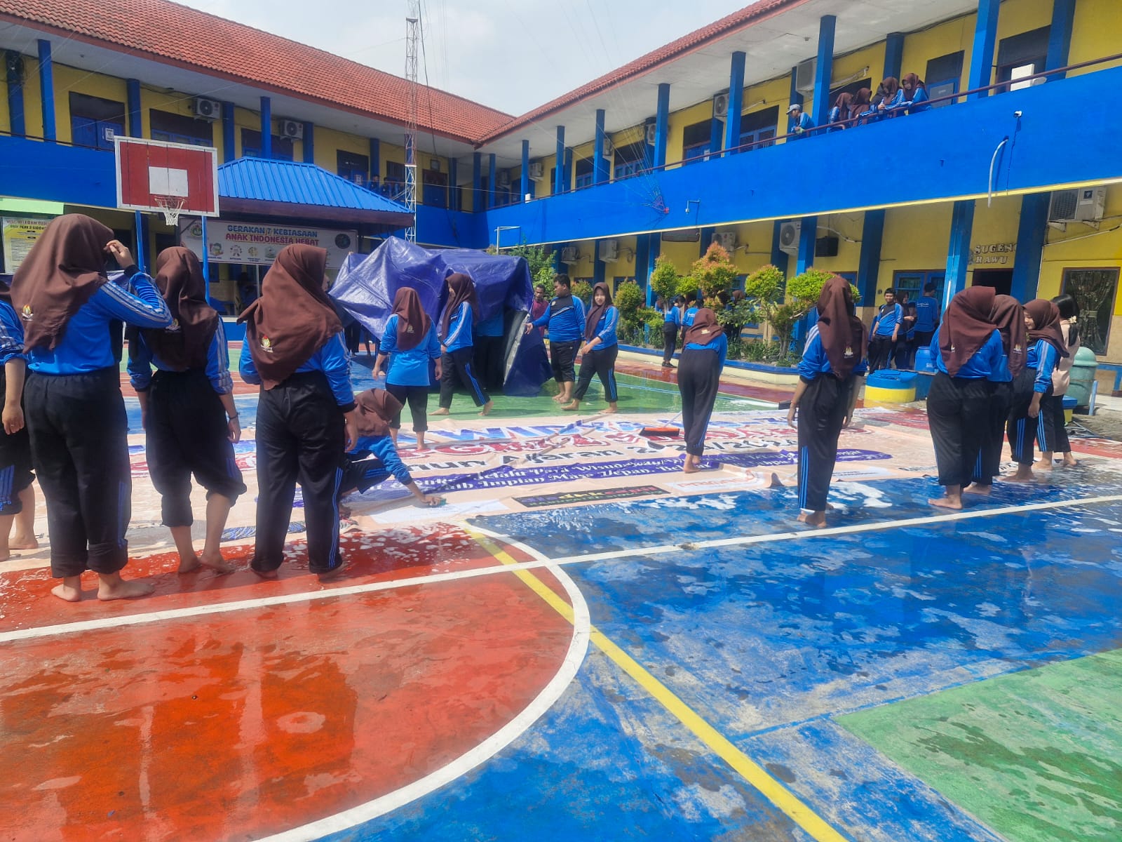 PENGHARGAAN PENINGKATAN JUMLAH SISWA DARI TAHUN SEBELUMNYA OLEH PERWAKILAN YPLP KAB SIDOARJO